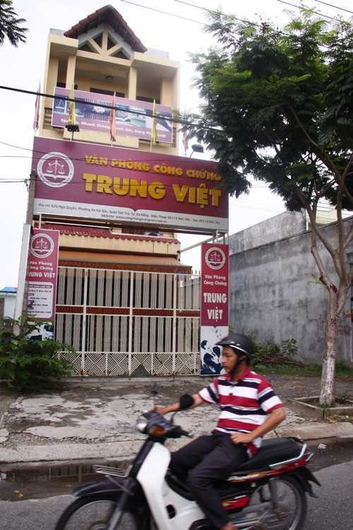 Cơ sở công chứng của bà Hà đóng cửa. Ảnh: Nguyễn Huy