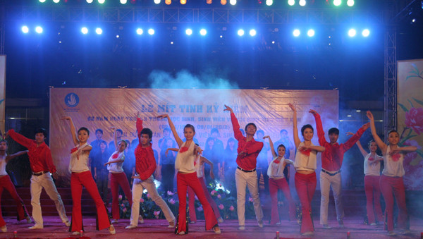 "Đi tới những chân trời" - Hợp xướng trường ĐH Văn hóa và tốp múa.