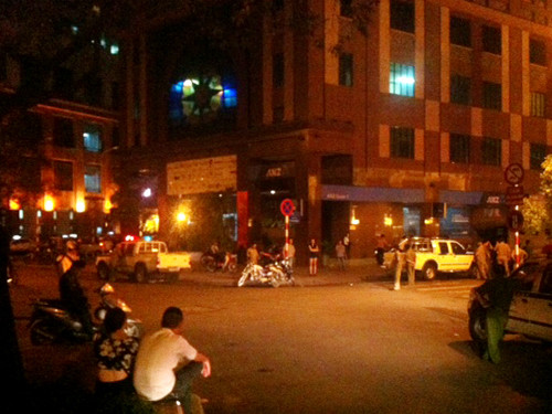 Cơ quan chức năng đã chặn đường Hồ Hướng Nghiệp và Công Trường Mê Linh để kiểm tra 2 quán bar “chui”