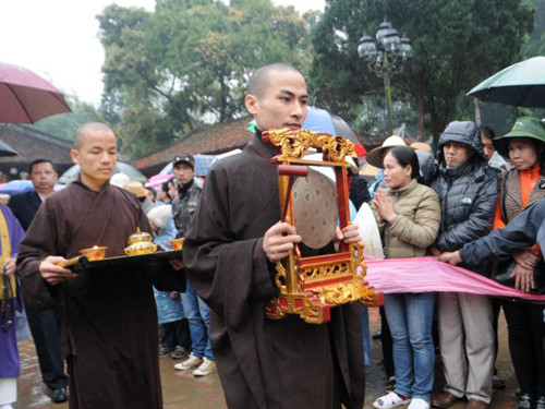 Các trụ trì, tăng ni phật tử tiến xuống khu vực lễ đài