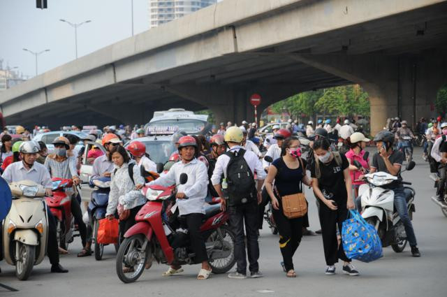 Ngay từ đầu giờ chiều 26/4, hành khách đổ về các bến xe đã đông nghịt. Ngay từ đầu giờ chiều 26/4, hành khách đổ về các bến xe đã đông nghịt