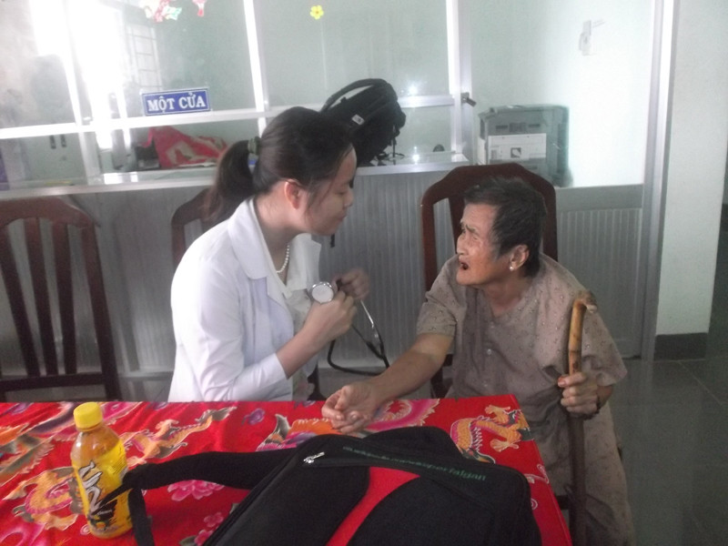 Có thời gian nghỉ, các bác sĩ trong nhóm thiện nguyện sẵn sàng lên đường khám bệnh từ thiện