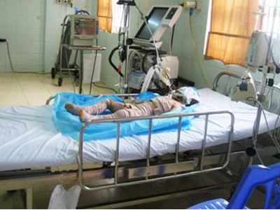 Bị bố đẻ đổ xăng thiêu sống, cháu Linh đang đau đớn trên giường bệnh. Bị bố đẻ đổ xăng thiêu sống, cháu Linh đang đau đớn trên giường bệnh