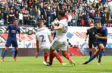 Năm dấu ấn trong chiến thắng đầu tay của Mourinho ảnh 4