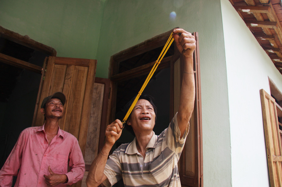 Anh Lang đã bắt đầu hòa nhập với cộng đồng. Anh được cậu bé dạy cách bắn ná