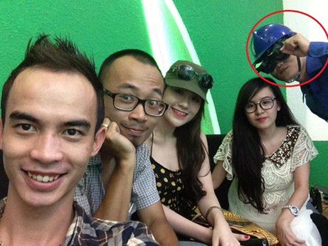 Anh thợ mỏ vui vẻ chụp hình cùng ekip