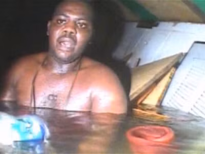 Harrison Odjegba Okene khi được các thợ lặn tìm thấy. Ảnh: AP