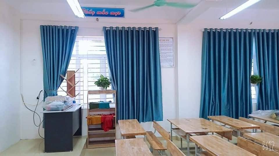 Rèm lớp học được lắp đặt bằng tiền kêu gọi đóng góp của phụ huynh, học sinh. Rèm lớp học được lắp đặt bằng tiền kêu gọi đóng góp của phụ huynh, học sinh.