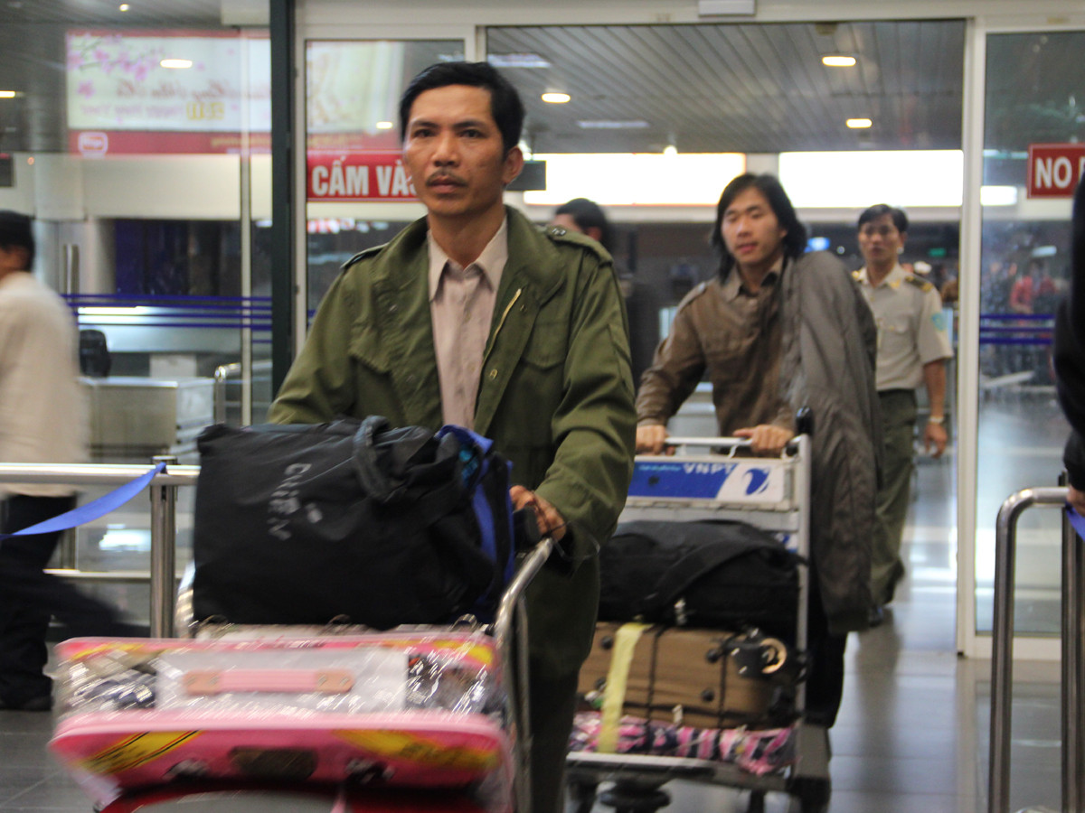 Các lao động từ Libya trở về sáng nay. Ảnh: Phong Cầm - Hữu Cẩm