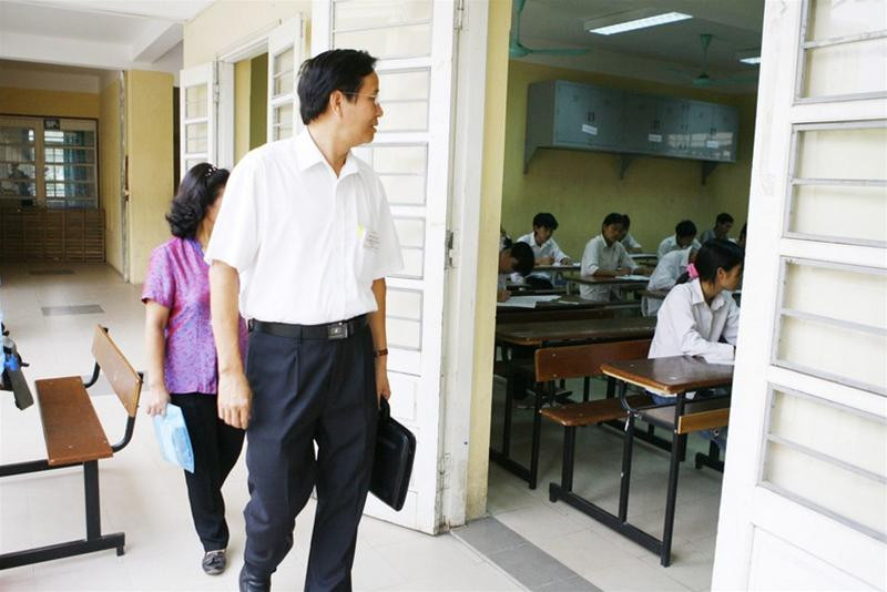 Ba thí sinh tới muộn được xếp ngồi thi... riêng một phòng Đến giờ thi rồi mà vẫn còn ngơ ngác đi tìm tên mình và phòng thi! Không ít thí sinh trong giờ thi chẳng biết làm gì hơn là... nằm gục trên bàn. Hình ảnh ghi được trong giờ thi môn Lý... ... và trong giờ thi môn Văn Hoặc ngồi... "bó tay" Còn có phòng thi thì vắng ngắt Thanh tra Sở đi kiểm tra các phòng thi Và rồi ngày thi đầu tiên cũng đã kết thúc...
