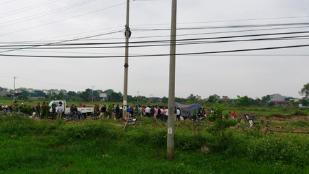 Đông đảo người dân hiếu kỳ đến xem vụ việc. Ảnh: T.N. Đông đảo người dân hiếu kỳ đến xem vụ việc. Ảnh: T.N