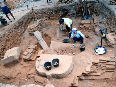 Đền tháp Chăm Phong Lệ - những ngày đầu khai quật. Ảnh: Nam Cường