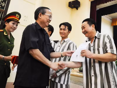 Phó Thủ tướng Trương Vĩnh Trọng trao quyết định đặc xá cho phạm nhân Xiêng Phênh