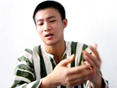 Vũ Việt Hùng đang miêu tả lại hành động giết người của mình