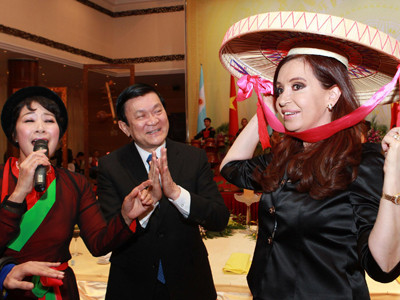 Chủ tịch nước Trương Tấn Sang với Tổng thống Argentina Cristina Fernandez de Kirchner (bên phải). Ảnh: TTXVN. Chủ tịch nước Trương Tấn Sang với Tổng thống Argentina Cristina Fernandez de Kirchner (bên phải). Ảnh: TTXVN