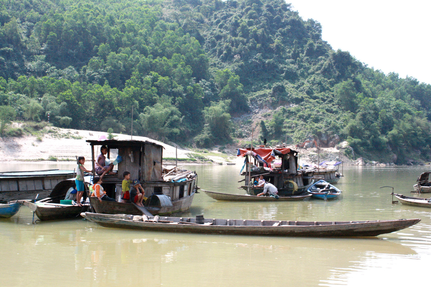 Xoùm Ñaàu Coàn nôi thöôïng nguoàn Thu Boàn	