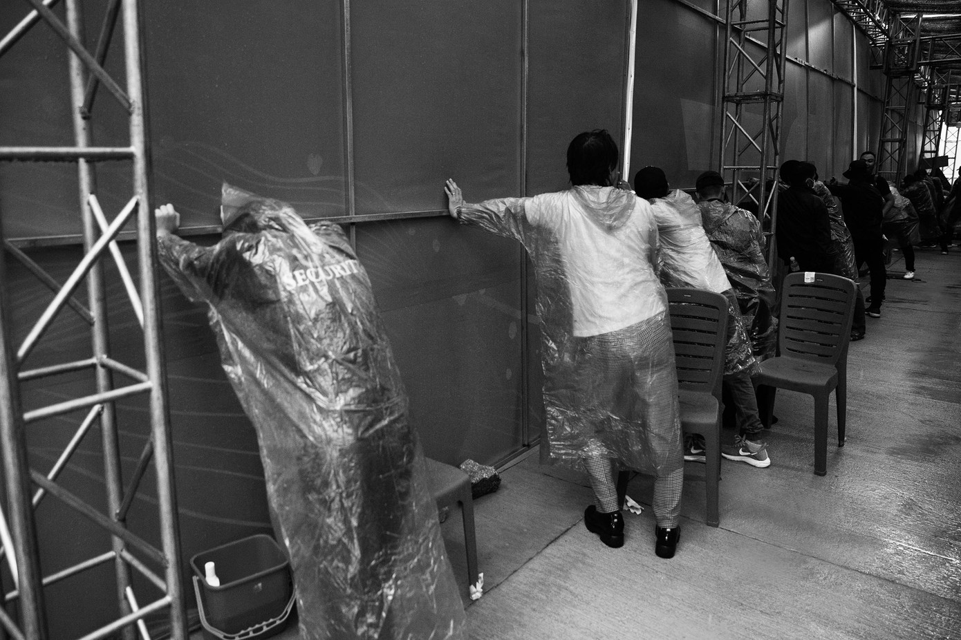 Đạo diễn Hoàng Nhật Nam cùng ê-kíp phải chống đỡ sức gió từ cơn mưa lớn ở trong hậu trường. Đạo diễn Hoàng Nhật Nam cùng ê-kíp phải chống đỡ sức gió từ cơn mưa lớn ở trong hậu trường.