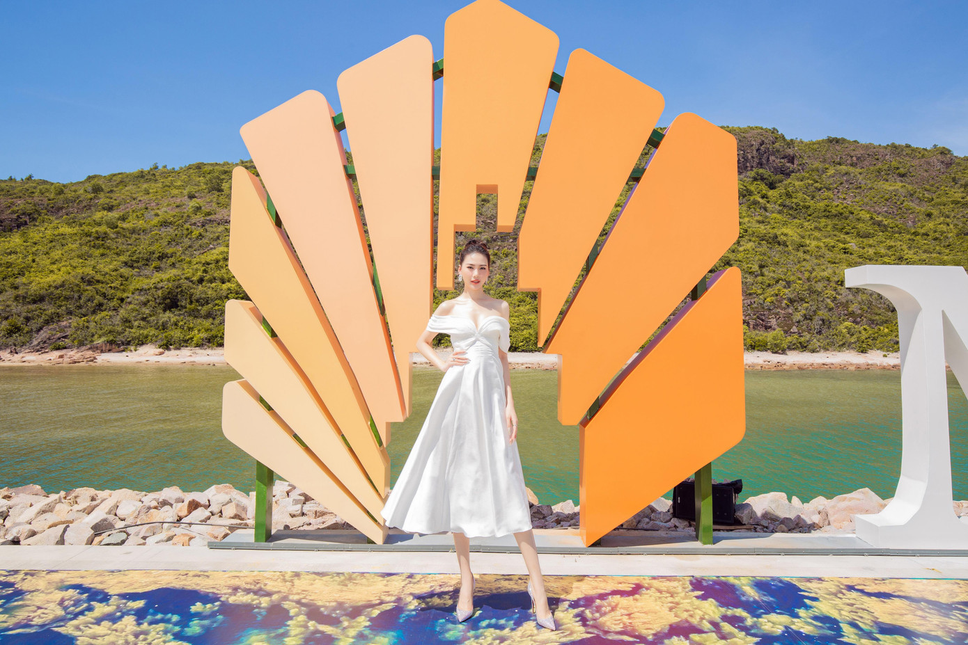 Người đẹp Bùi Quỳnh Hoa khoe vai trần quyến rũ.