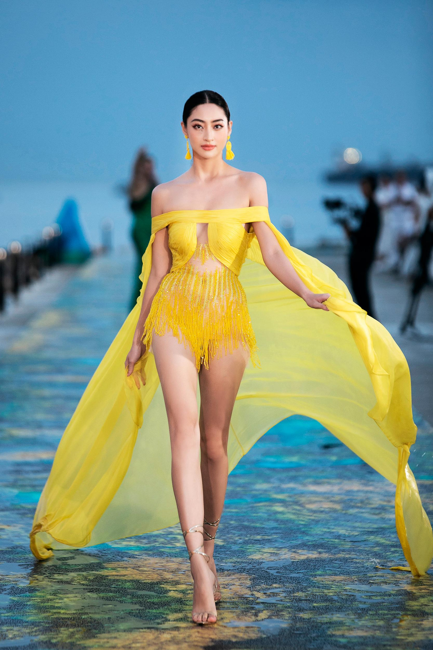 Hoa hậu Lương Thuỳ Linh sải bước với vai trò vedette.