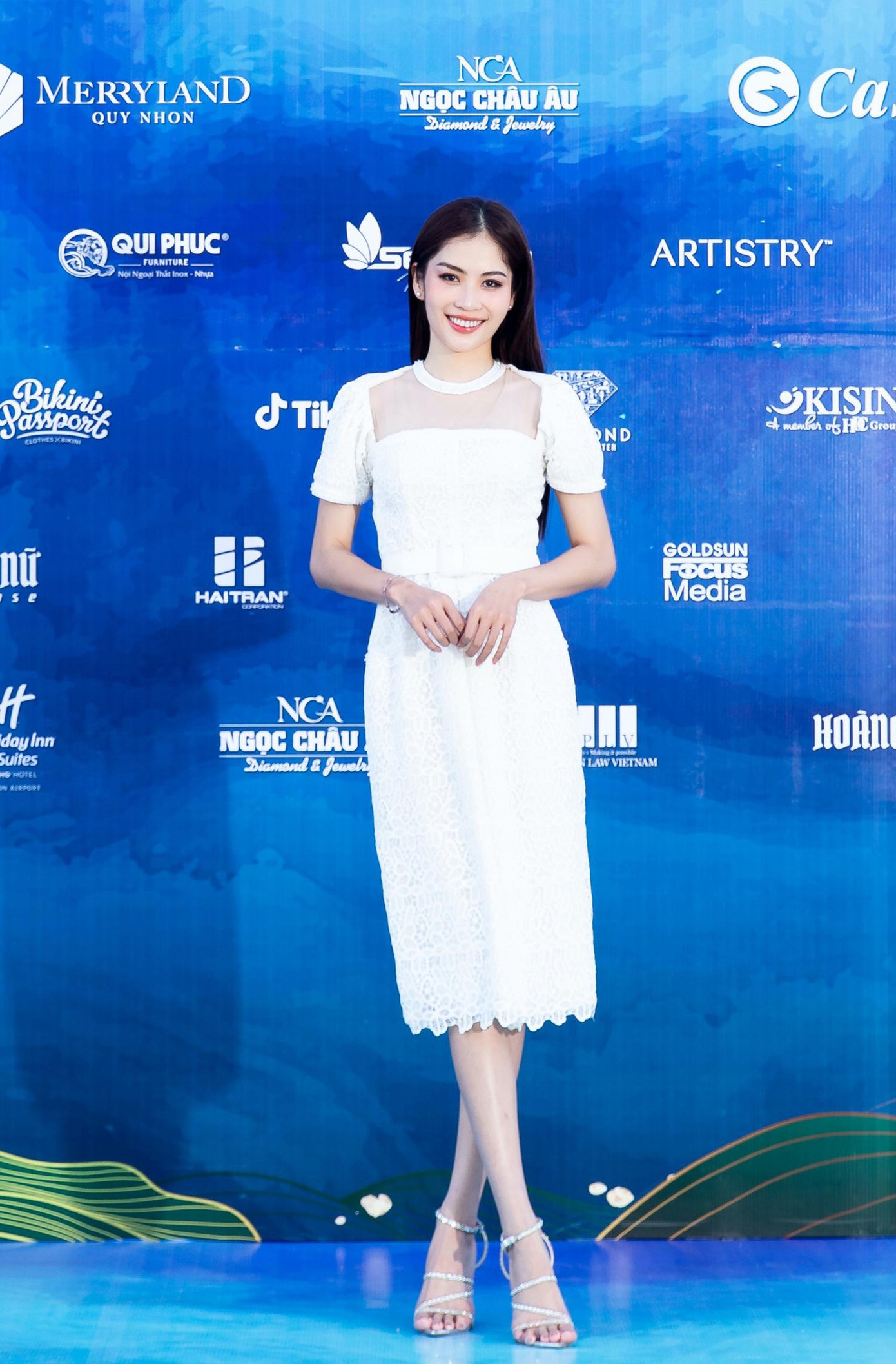 Người đẹp Lệ Nam diện váy ren trắng thanh lịch.