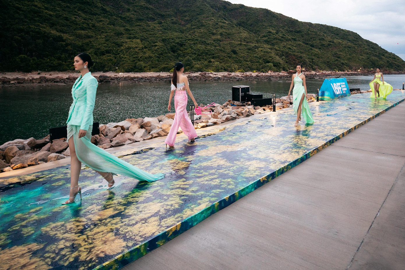 Các thí sinh cùng dàn Hoa hậu, Á hậu phải trình diễn dưới cơn mưa. Các thí sinh cùng dàn Hoa hậu, Á hậu phải trình diễn dưới cơn mưa.