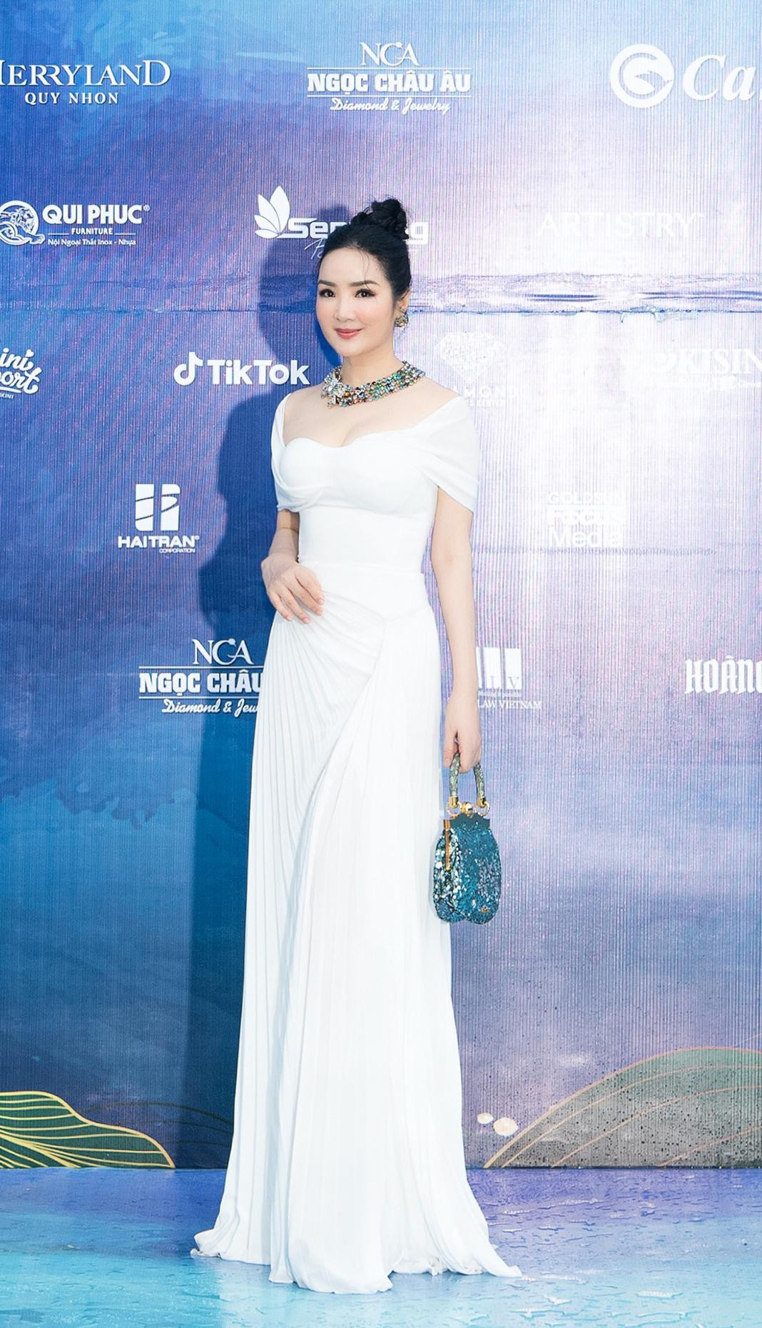 Hoa hậu Giáng My khoe vòng một quyến rũ trên thảm đỏ.