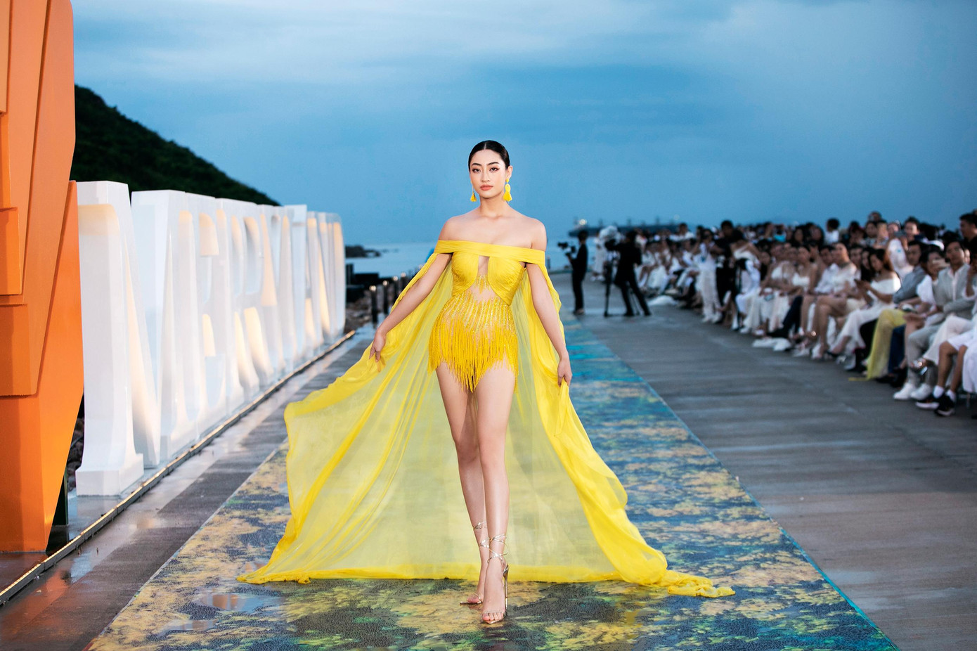 Nàng hậu gốc Cao Bằng khoe đôi chân dài 1m22 trên sàn catwalk.