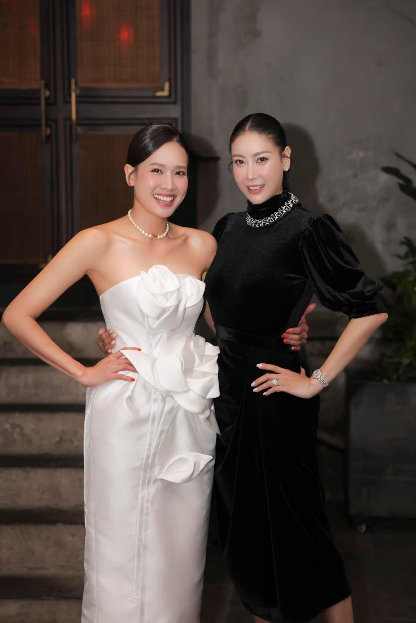 Hoa hậu Hà Kiều Anh diện váy đen kín đáo, khoe dáng bên người em thân thiết Dương Mỹ Linh. Hoa hậu Hà Kiều Anh diện váy đen kín đáo, khoe dáng bên người em thân thiết Dương Mỹ Linh.