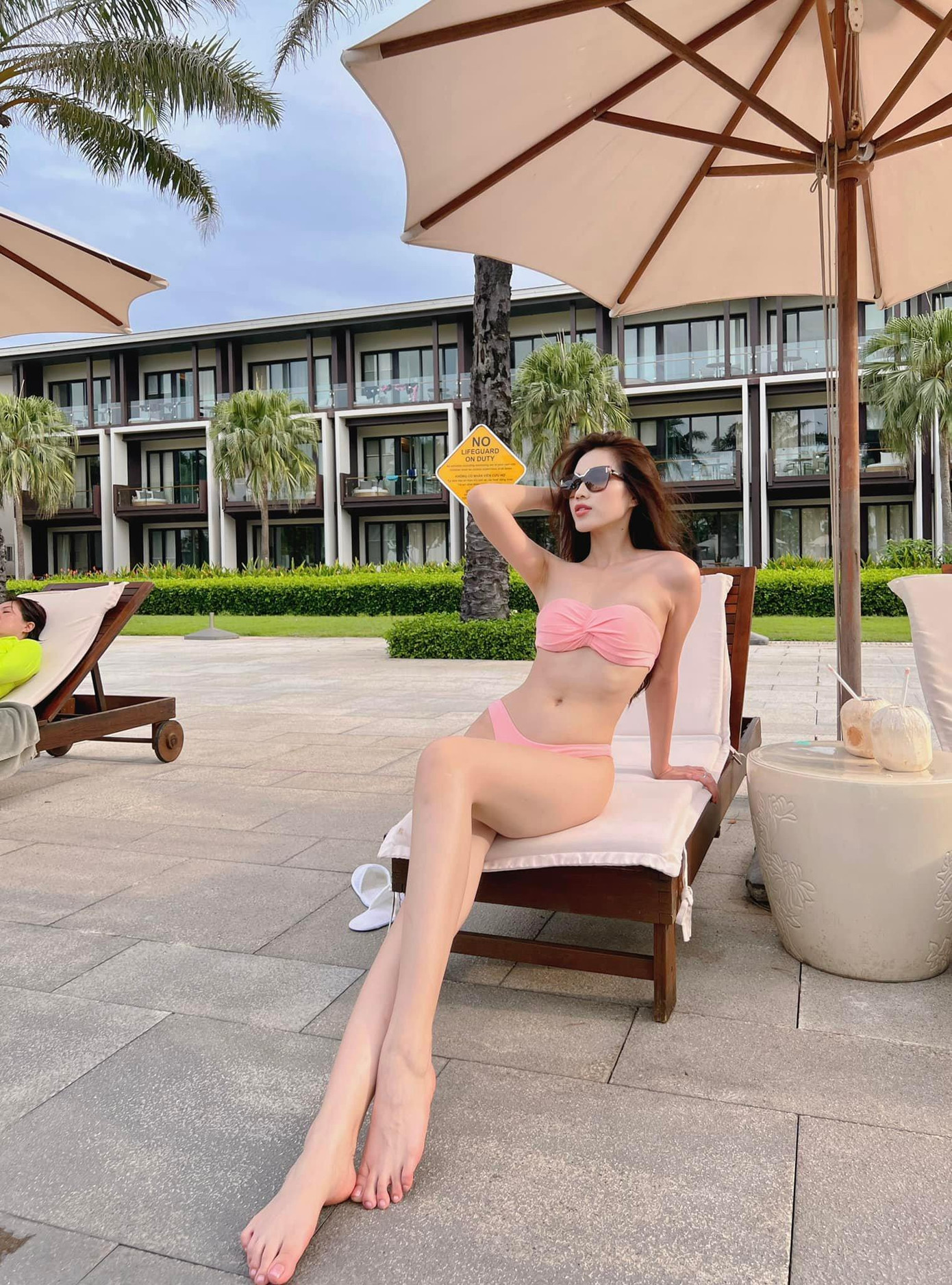 Hoa hậu Đỗ Thị Hà diện bikini 2 mảnh màu hồng khoe trọn vóc dáng nóng bỏng và đôi chân dài 1m1 cực kỳ sexy. Hoa hậu Đỗ Thị Hà diện bikini 2 mảnh màu hồng khoe trọn vóc dáng nóng bỏng và đôi chân dài 1m1 cực kỳ sexy.