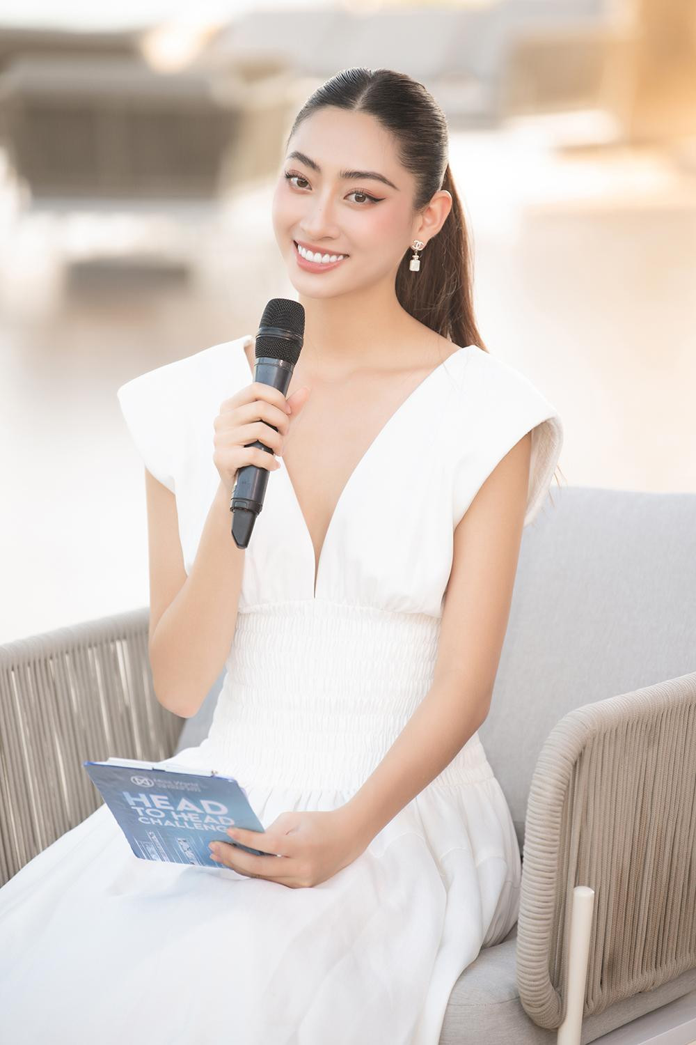 Hoa hậu Lương Thuỳ Linh - top 12 Miss World Vietnam 2019 'cầm trịch' trong phần thi “Head to Head Challenge”.