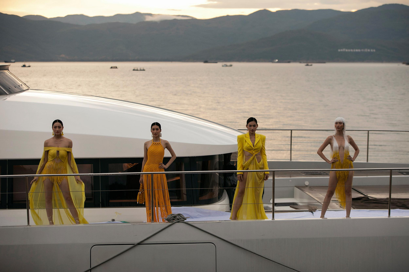 Dàn người mẫu và thí sinh trình diễn trên sàn catwalk dài 300 mét dọc bờ biển.