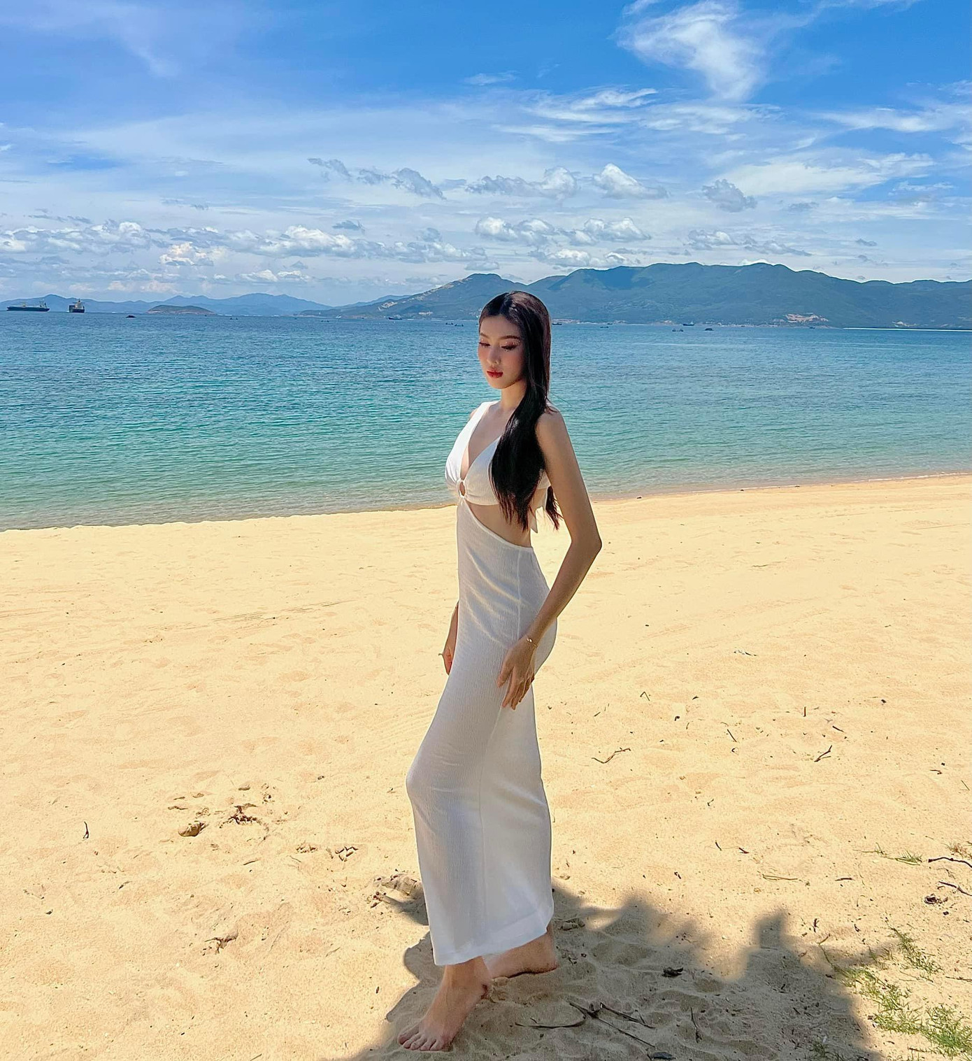 Á hậu Ngọc Thảo thả dáng trên biển với bộ váy cut-out tông màu trắng. Á hậu Ngọc Thảo thả dáng trên biển với bộ váy cut-out tông màu trắng.