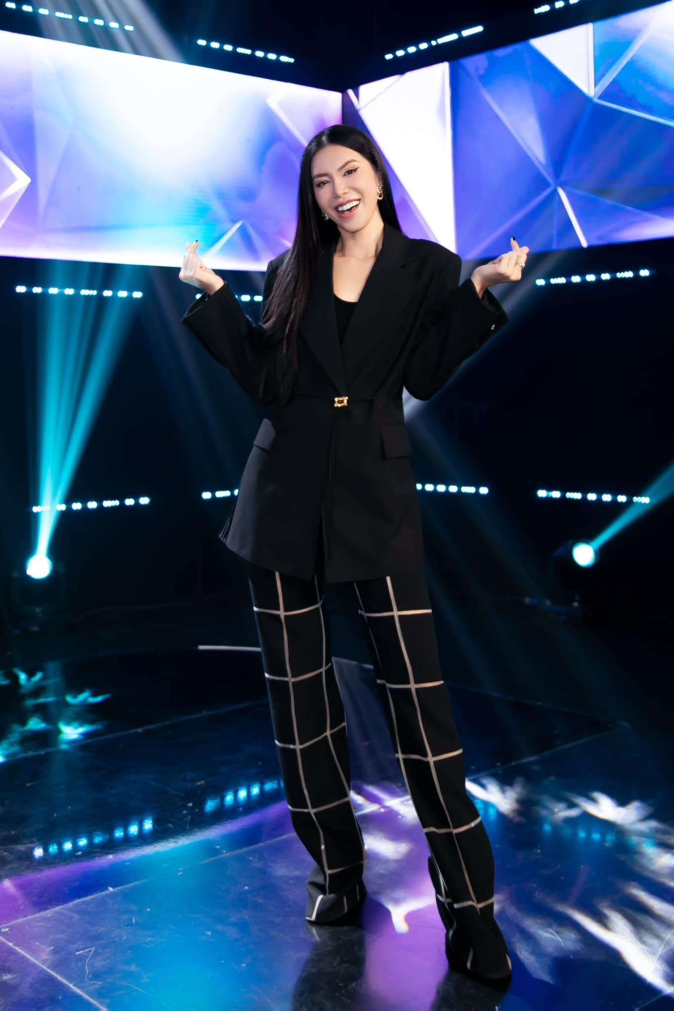 Người đẹp kết hợp cùng quần ống xuông hoạ tiết kẻ ca-rô cá tính. Người đẹp kết hợp cùng quần ống xuông hoạ tiết kẻ ca-rô cá tính.