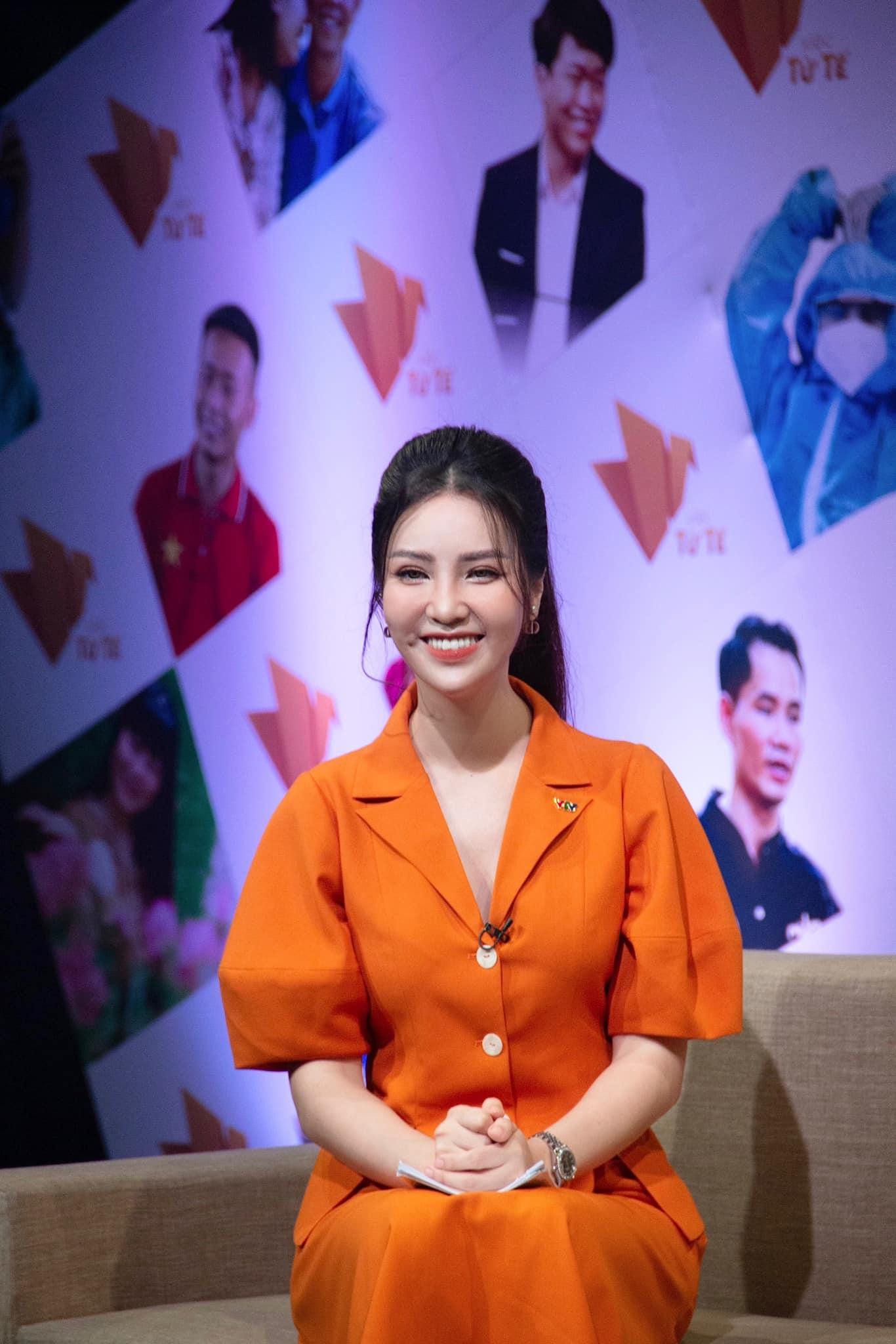 Á hậu Thuỵ Vân dịu dàng, nền nã trên trường quay. Á hậu Thuỵ Vân dịu dàng, nền nã trên trường quay.