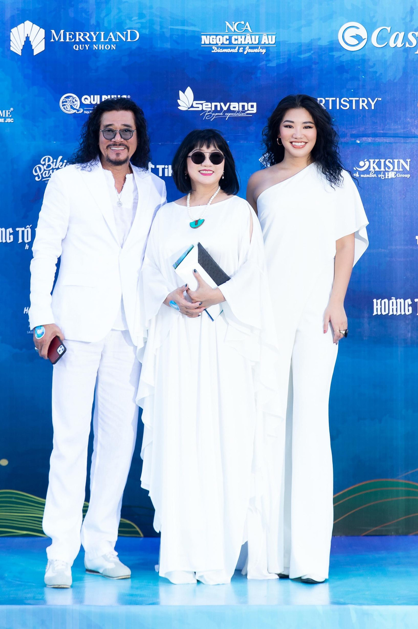 Gia đình ca sĩ Cẩm Vân, Khắc Triệu.