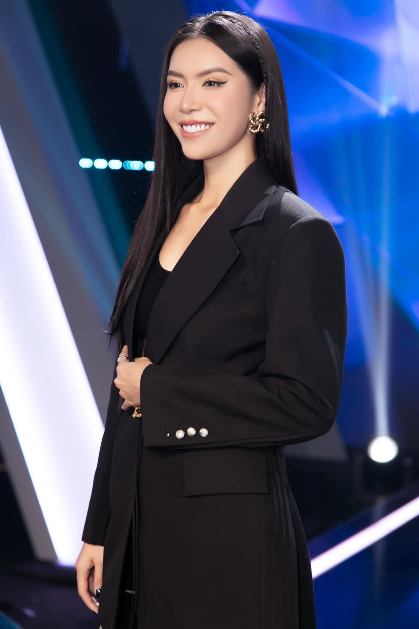 Siêu mẫu Minh Tú bất ngờ kín đáo, thanh lịch với bộ vest tông màu đen. Siêu mẫu Minh Tú bất ngờ kín đáo, thanh lịch với bộ vest tông màu đen.