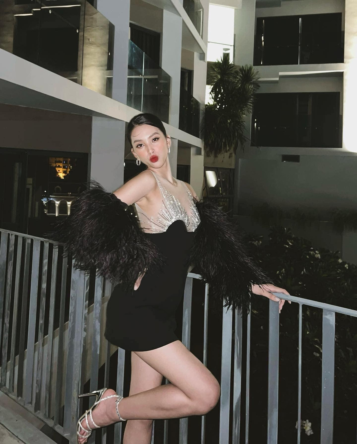 Thiết kế tôn lên nhan sắc hiện đại, quyến rũ của nàng hậu xứ Quảng. Thiết kế tôn lên nhan sắc hiện đại, quyến rũ của nàng hậu xứ Quảng.