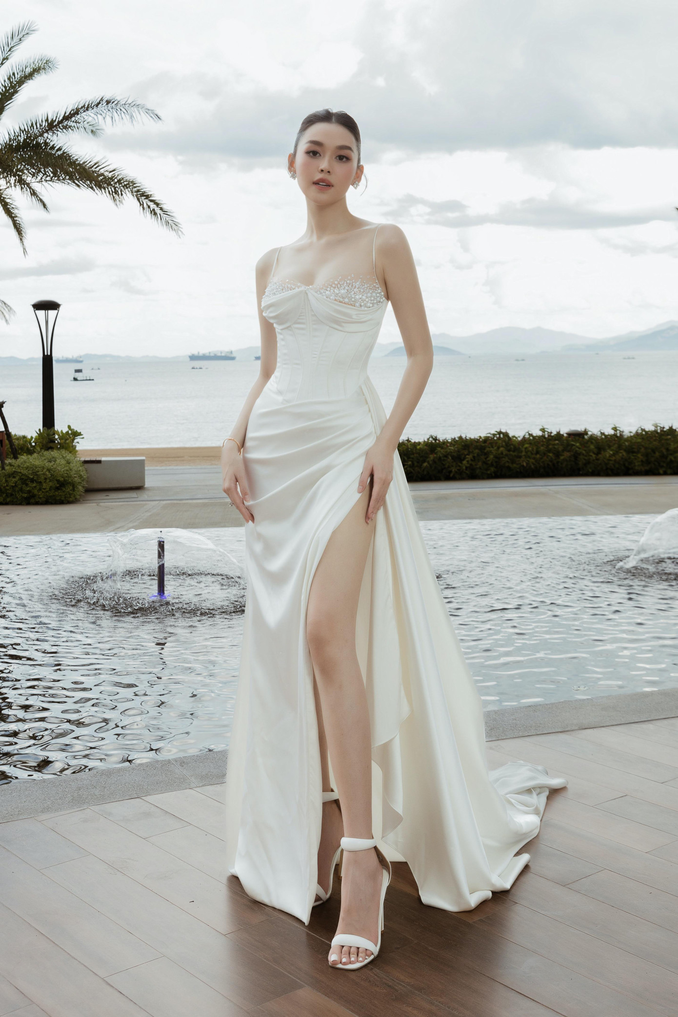 Á hậu Tường San diện váy cúp ngực khoe đôi chân dài nóng bỏng.