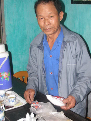 Ông Khải luôn sẵn sàng các loại thuốc tây, để chữa vết loét ngoài da do côn trùng lạ đốt