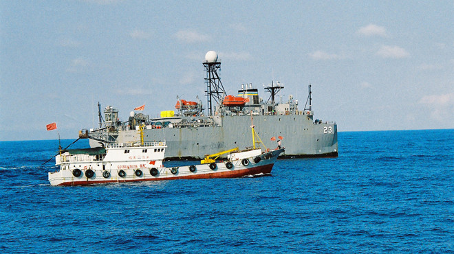 Tàu thám hiểm đại dương Mỹ USNS Impeccable (phía xa) và tàu cá Trung Quốc trên biển Đông. Ảnh: US Navy