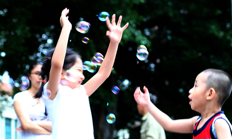 Các bé thỏa thích với hoạt động vui chơi ngoài trời