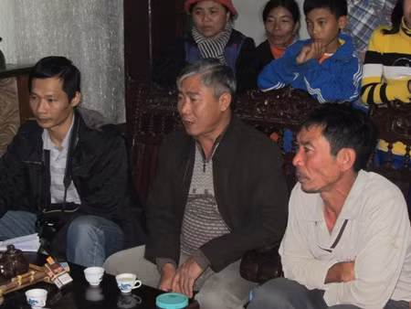 Chủ tịch xã Quỳnh Long, ông Trần Quang Vệ (ngồi giữa) đến động viên gia đình.