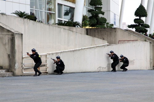 Tiếp cận mặt trước tòa nhà