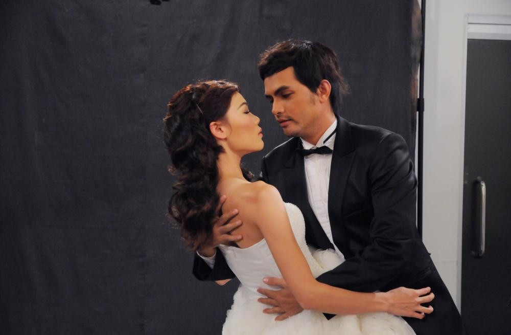 Đức Tiến đang giúp Phương Anh thả lỏng