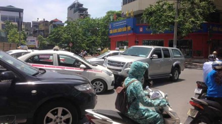 BẢN TIN ATGT: Bé gái gào khóc bên thi thể mẹ bị xe tải cán ảnh 2