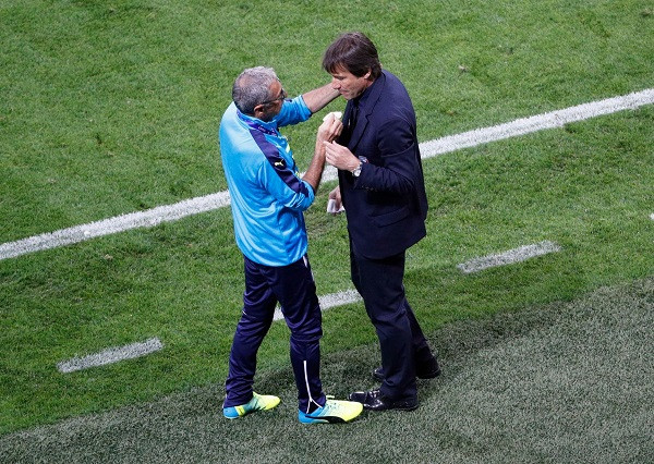 Học trò ghi bàn, HLV Conte chảy máu mũi ảnh 2