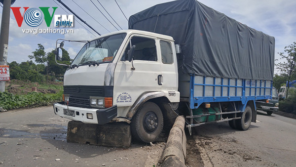 BẢN TIN ATGT: Bé gái gào khóc bên thi thể mẹ bị xe tải cán ảnh 3