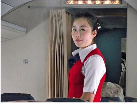 Nhiều người cho rằng tiếp viên hàng không của Air Koryo tuy thân thiện nhưng vẫn rất xa cách