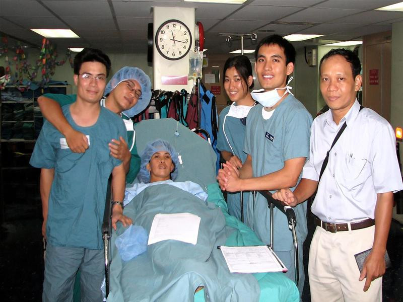 Các bác sĩ Việt Nam và tình nguyện viên gốc Việt bên chị Dương Thị Huyền (đảo Trí Nguyên, Nha Trang) trước khi chị được phẫu thuật lấy sỏi thận qua da. Ảnh: PV.