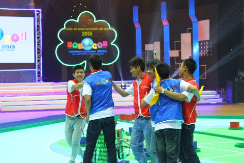 Lạc Hồng chiếm trọn 2 vị trí đại diện Việt Nam tham dự Robocon Quốc tế